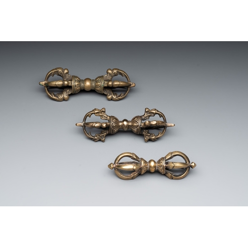 498 - Three Tibetan bronze vajra and a copper incense burner, 18/20th C.L.: 12,1 cm (the longest vajra) L.... 