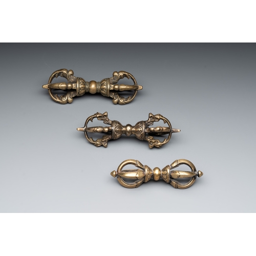 498 - Three Tibetan bronze vajra and a copper incense burner, 18/20th C.L.: 12,1 cm (the longest vajra) L.... 