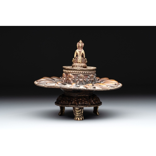 498 - Three Tibetan bronze vajra and a copper incense burner, 18/20th C.L.: 12,1 cm (the longest vajra) L.... 