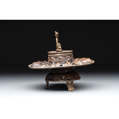 498 - Three Tibetan bronze vajra and a copper incense burner, 18/20th C.L.: 12,1 cm (the longest vajra) L.... 