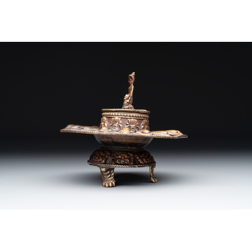 498 - Three Tibetan bronze vajra and a copper incense burner, 18/20th C.L.: 12,1 cm (the longest vajra) L.... 