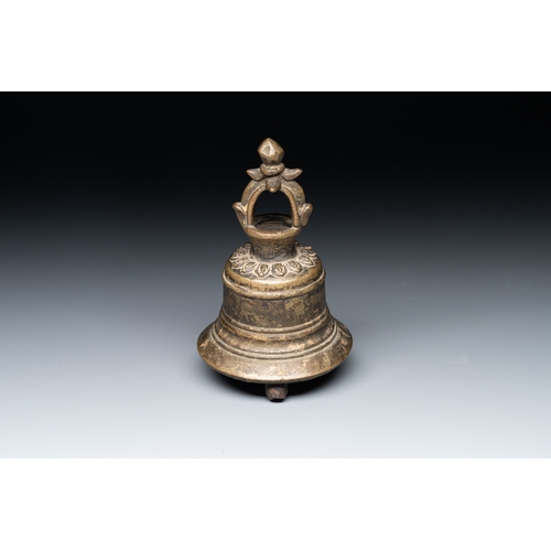 499 - A bronze temple bell, Tibet or Nepal, 18/19th C.Dia.: 9,7 cm - H.: 17 cm (incl. pendulum) 
Weight: 5... 