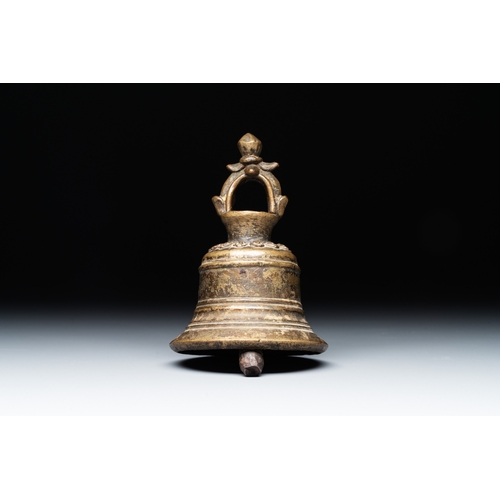 499 - A bronze temple bell, Tibet or Nepal, 18/19th C.Dia.: 9,7 cm - H.: 17 cm (incl. pendulum) 
Weight: 5... 