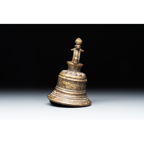 499 - A bronze temple bell, Tibet or Nepal, 18/19th C.Dia.: 9,7 cm - H.: 17 cm (incl. pendulum) 
Weight: 5... 