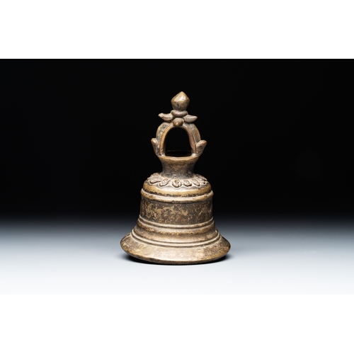 499 - A bronze temple bell, Tibet or Nepal, 18/19th C.Dia.: 9,7 cm - H.: 17 cm (incl. pendulum) 
Weight: 5... 