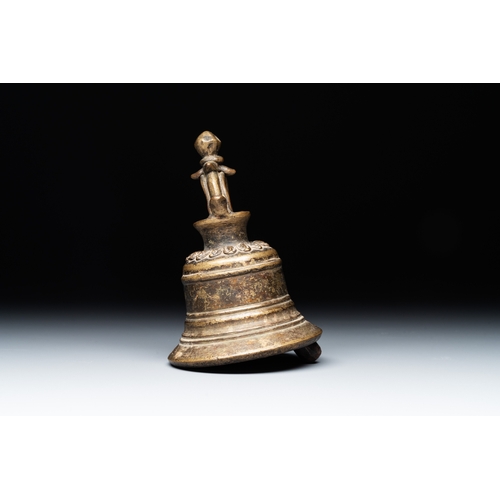 499 - A bronze temple bell, Tibet or Nepal, 18/19th C.Dia.: 9,7 cm - H.: 17 cm (incl. pendulum) 
Weight: 5... 