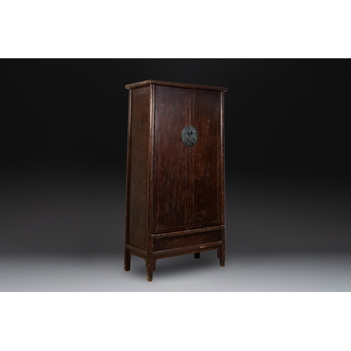 551 - A large Chinese lacquered tapered round-corner cabinet, 'yuanjiaogui', Ming, 16/17th C.Dim.: 107 x 5... 