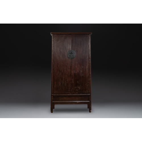 551 - A large Chinese lacquered tapered round-corner cabinet, 'yuanjiaogui', Ming, 16/17th C.Dim.: 107 x 5... 