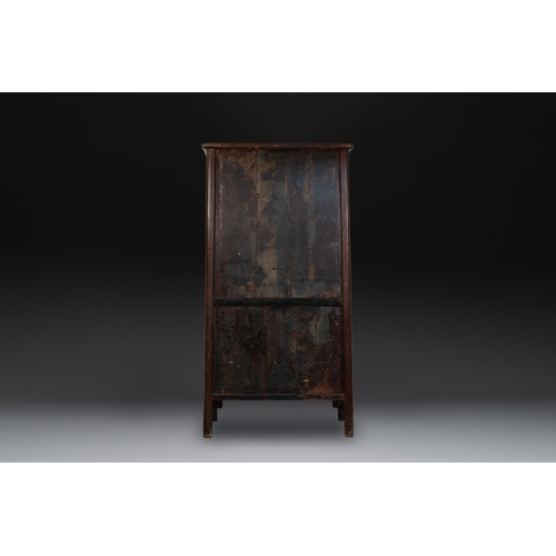 551 - A large Chinese lacquered tapered round-corner cabinet, 'yuanjiaogui', Ming, 16/17th C.Dim.: 107 x 5... 