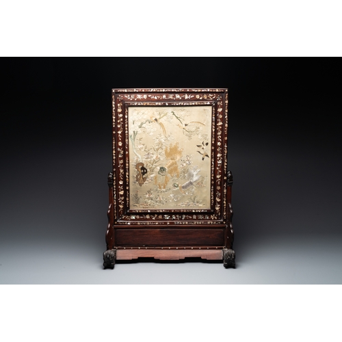 552 - A Chinese mother-of-pearl-inlaid wooden table screen with silk embroidery, Canton, 19th C.H.: 76 cm ... 