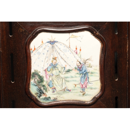 555 - A Chinese four-fold wooden room divider with famille rose 'Romance of the Western Chamber' plaques, ... 