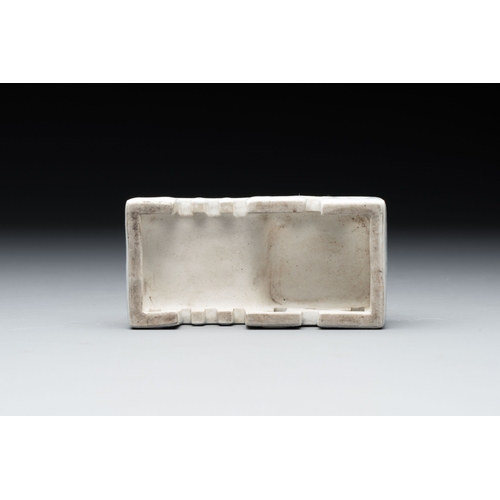 558 - A Chinese famille rose 'landscape' brush rest, 19th C.Dim.: 11 x 5,8 x 4,2 cm