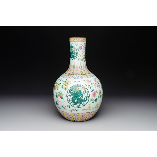 562 - A Chinese famille rose 'dragon' 'tianqiuping' vase, 19th C.H.: 42,5 cm