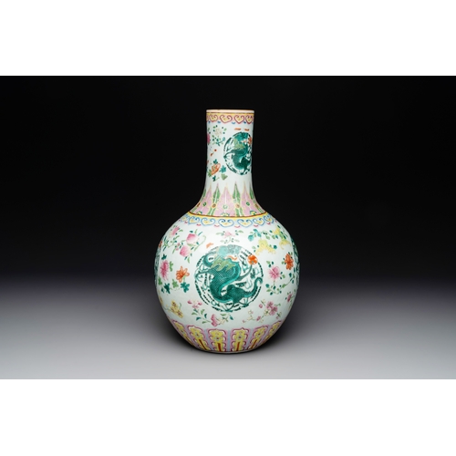 562 - A Chinese famille rose 'dragon' 'tianqiuping' vase, 19th C.H.: 42,5 cm