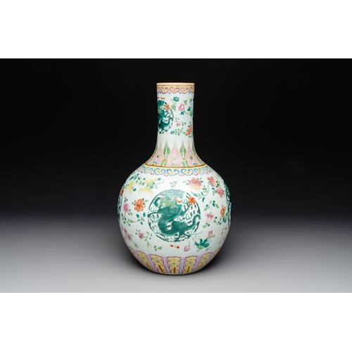 562 - A Chinese famille rose 'dragon' 'tianqiuping' vase, 19th C.H.: 42,5 cm