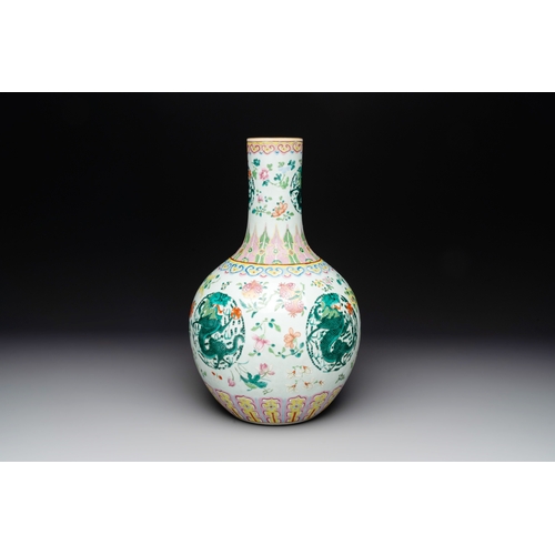 562 - A Chinese famille rose 'dragon' 'tianqiuping' vase, 19th C.H.: 42,5 cm