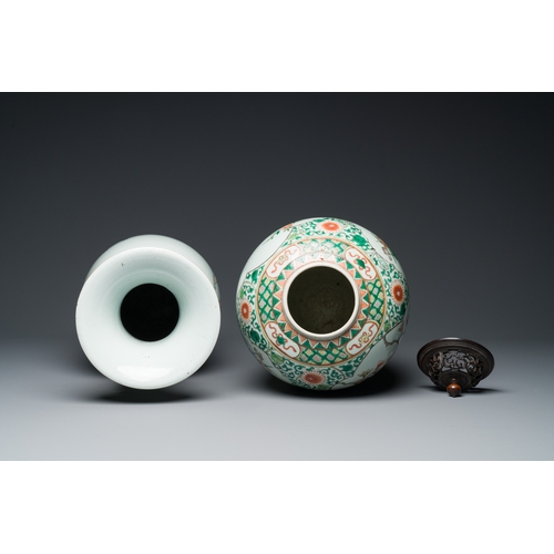 567 - A Chinese famille rose vase and a famille verte jar with wooden cover, signed Mao Zirong, 19th C.H.:... 