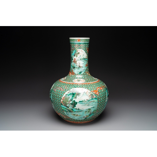 575 - A large Chinese famille verte 'river landscape' 'tianqiu ping' vase, Chenghua mark, 19th C.H.: 53,2 ... 