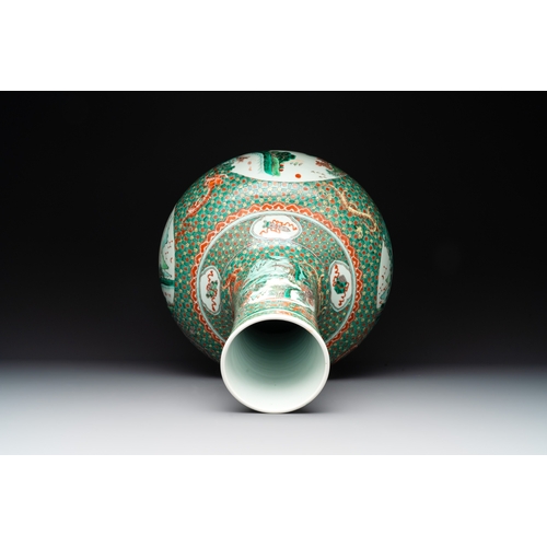 575 - A large Chinese famille verte 'river landscape' 'tianqiu ping' vase, Chenghua mark, 19th C.H.: 53,2 ... 