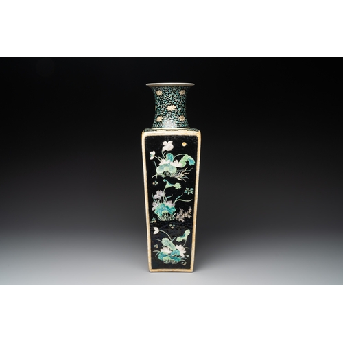 576 - A Chinese famille noire square vase with floral design, Chenghua mark, 19th C.H.: 51 cm... 