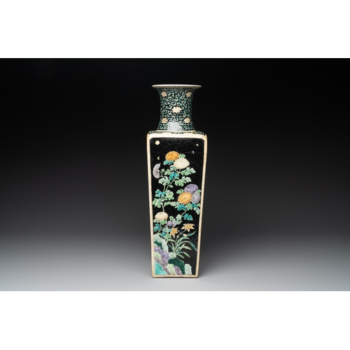 576 - A Chinese famille noire square vase with floral design, Chenghua mark, 19th C.H.: 51 cm... 