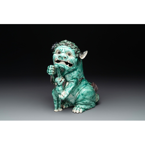 577 - A Chinese verte biscuit group of a Buddhist lion with cub, 19th C.H.: 25 cm