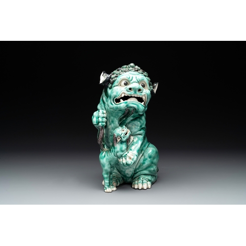 577 - A Chinese verte biscuit group of a Buddhist lion with cub, 19th C.H.: 25 cm