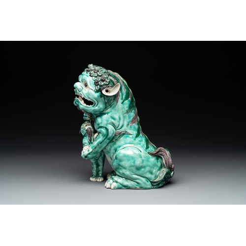 577 - A Chinese verte biscuit group of a Buddhist lion with cub, 19th C.H.: 25 cm