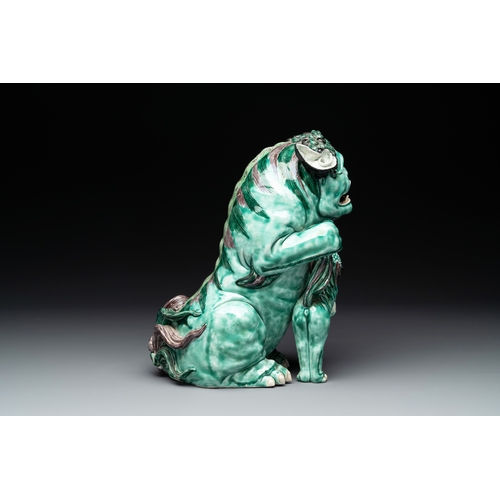 577 - A Chinese verte biscuit group of a Buddhist lion with cub, 19th C.H.: 25 cm