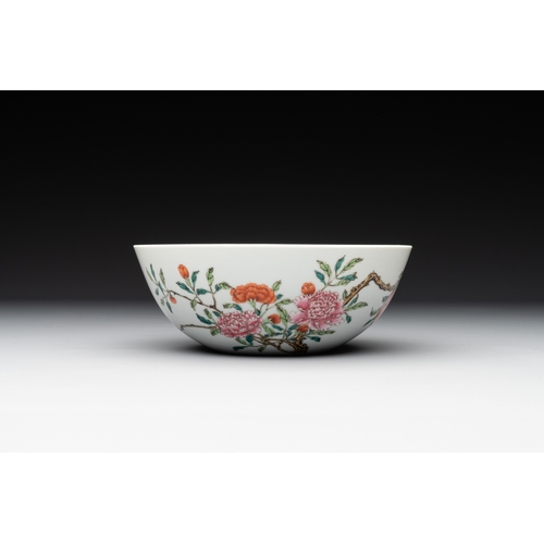 65 - A Chinese famille rose 'peony and pomegranate' bowl, Daoguang mark, 19/20th C.Dia.: 16,8 cm - H.: 6,... 