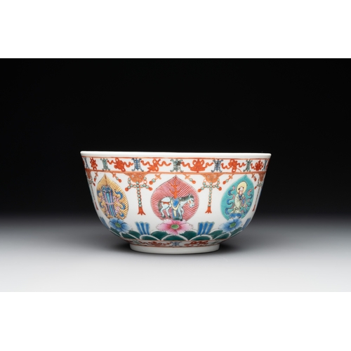 67 - A Chinese famille rose bowl, Baragon Tumed mark, RepublicDia.: 17,8 cm - H.: 9,2 cm 
Provenance: - A... 