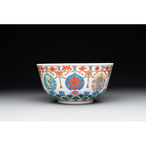 67 - A Chinese famille rose bowl, Baragon Tumed mark, RepublicDia.: 17,8 cm - H.: 9,2 cm 
Provenance: - A... 