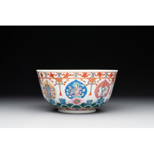 67 - A Chinese famille rose bowl, Baragon Tumed mark, RepublicDia.: 17,8 cm - H.: 9,2 cm 
Provenance: - A... 