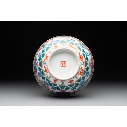 67 - A Chinese famille rose bowl, Baragon Tumed mark, RepublicDia.: 17,8 cm - H.: 9,2 cm 
Provenance: - A... 