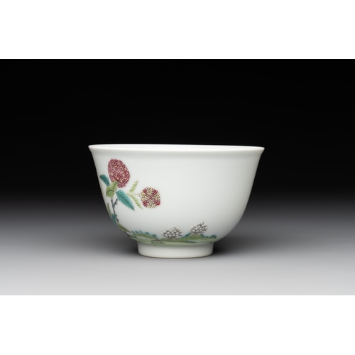 69 - A Chinese famille rose bowl with floral design, Daoguang mark, 19/20th C.Dia.: 11 cm - H.: 7 cm... 