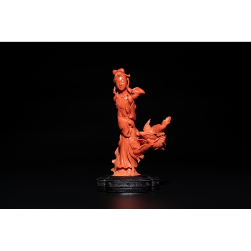 716 - A Chinese red coral sculpture of a lady accompanied by four doves on wooden stand, 19/20th C.H.: 20,... 