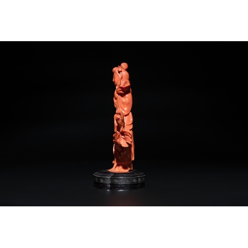 716 - A Chinese red coral sculpture of a lady accompanied by four doves on wooden stand, 19/20th C.H.: 20,... 