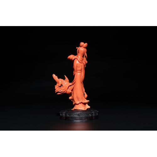 716 - A Chinese red coral sculpture of a lady accompanied by four doves on wooden stand, 19/20th C.H.: 20,... 