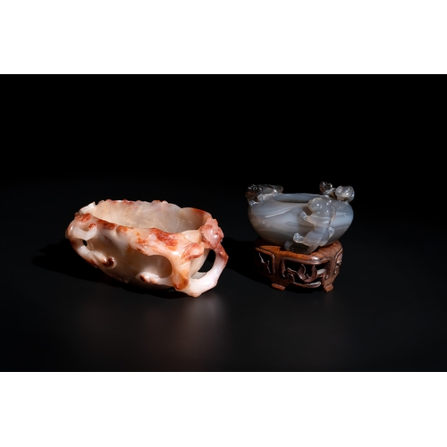 718 - A Chinese agate 'chilong' brush washer and a water pot with Buddhist lions, 19th C.Dim.: 8 x 7 x 7,5... 