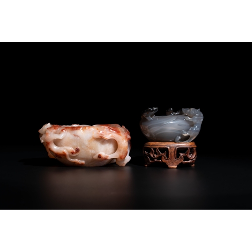 718 - A Chinese agate 'chilong' brush washer and a water pot with Buddhist lions, 19th C.Dim.: 8 x 7 x 7,5... 