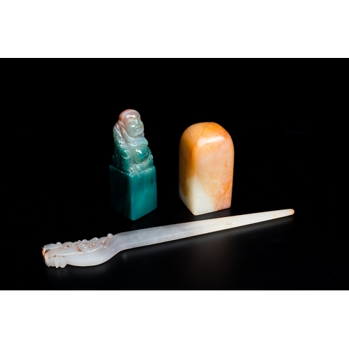 719 - A Chinese white jade hairpin and two jade seal stamps, QingL.: 21,5 cm (the hairpin) Dim.: 9 x 3 x 3... 