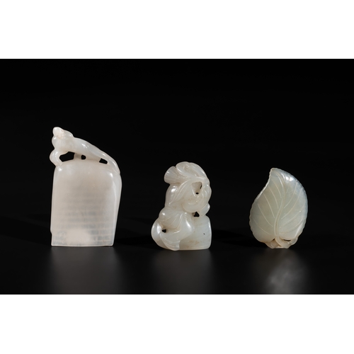 723 - Three Chinese white and celadon jade carvings of a boy and two monkeys, 19th C.L.: 3,7 cm - H.: 5,7 ... 