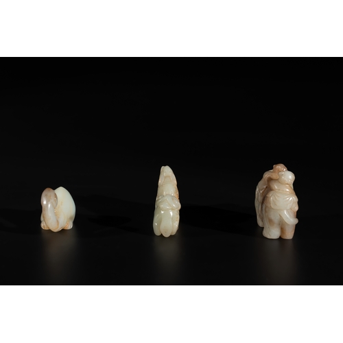 724 - Three Chinese celadon and russet jade carvings of animals, 19th C.L.: 7,5 cm - H.: 3,2 cm (the bird)... 