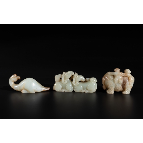 724 - Three Chinese celadon and russet jade carvings of animals, 19th C.L.: 7,5 cm - H.: 3,2 cm (the bird)... 