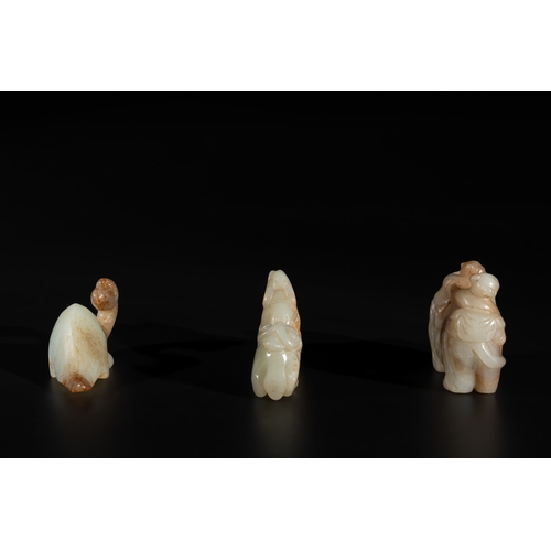 724 - Three Chinese celadon and russet jade carvings of animals, 19th C.L.: 7,5 cm - H.: 3,2 cm (the bird)... 