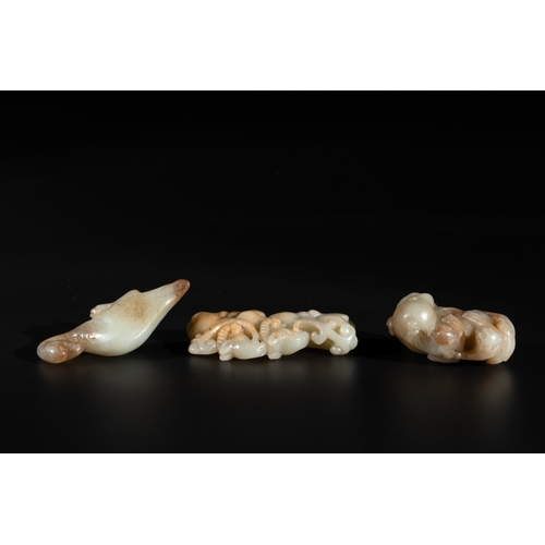 724 - Three Chinese celadon and russet jade carvings of animals, 19th C.L.: 7,5 cm - H.: 3,2 cm (the bird)... 