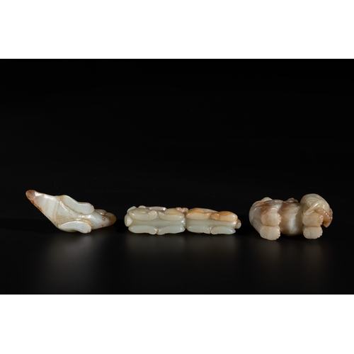 724 - Three Chinese celadon and russet jade carvings of animals, 19th C.L.: 7,5 cm - H.: 3,2 cm (the bird)... 