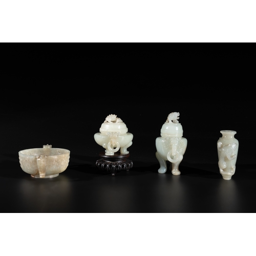 726 - Two Chinese celadon jade censers, a snuff bottle and a two-handled cup, Ming and laterL.: 10,5 cm - ... 