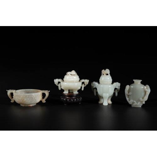 726 - Two Chinese celadon jade censers, a snuff bottle and a two-handled cup, Ming and laterL.: 10,5 cm - ... 