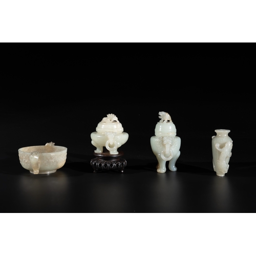 726 - Two Chinese celadon jade censers, a snuff bottle and a two-handled cup, Ming and laterL.: 10,5 cm - ... 